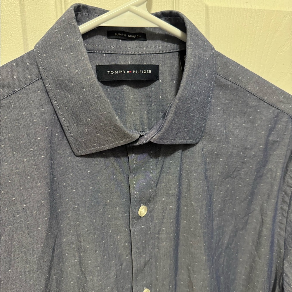 Tommy Hilfiger Slim Fit button down dress shirt - Mdm, 15 1/2 neck, 32/33 sleeve